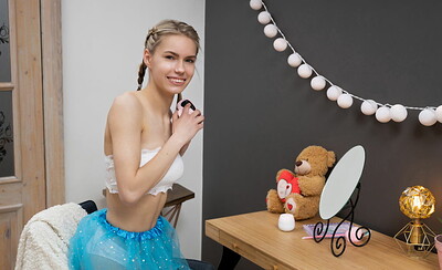 Model Samara in Amazing Discover